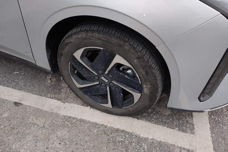 Used Geely Galaxy L6 2025 EM-i 140km Starship Edition Right Front Wheel Hub