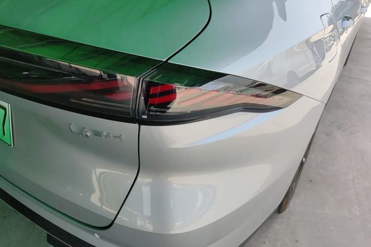 Used Geely Galaxy L6 2025 EM-i 140km Starship Edition Right Rear Taillight