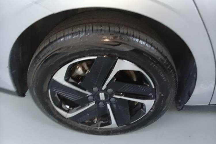 Used Geely Galaxy L6 2025 EM-i 140km Starship Edition Right Rear Wheel Hub