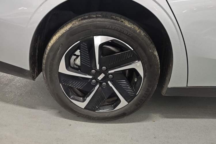 Used Geely Galaxy L6 2025 EM-i 140km Explorer+ Edition Right Rear Wheel Hub