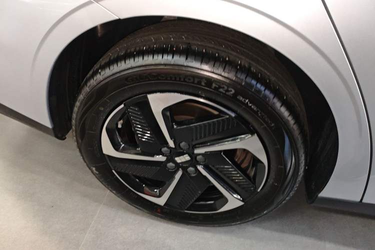 Used Geely Galaxy L6 2025 EM-i 140km Starship Edition Right Rear Wheel Hub