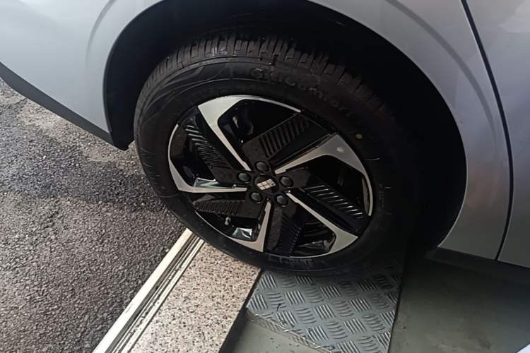 Used Geely Galaxy L6 2025 EM-i 140km Starship Edition Right Rear Wheel Hub