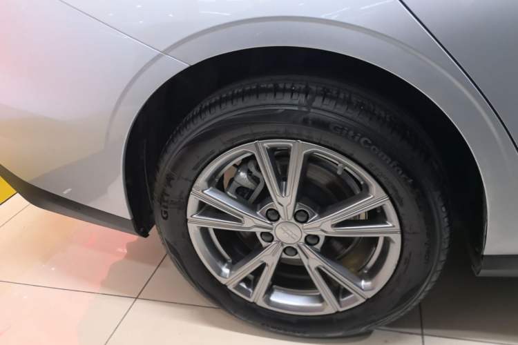 Used Geely Galaxy L6 2025 EM-i 140km Long-Range Version Right Rear Wheel Hub