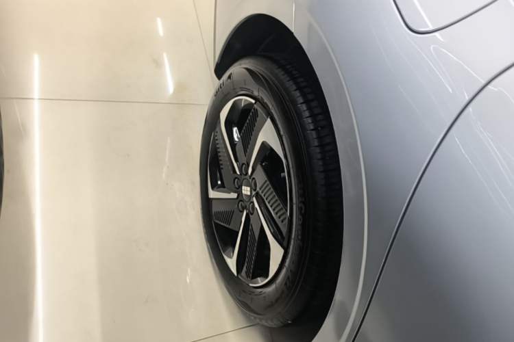 Used Geely Galaxy L6 2025 EM-i 140km Starship Edition Right Rear Wheel Hub