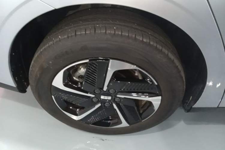 Used Geely Galaxy L6 2025 EM-i 140km Starship Edition Right Rear Wheel Hub