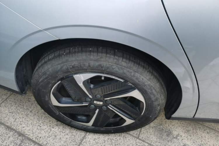 Used Geely Galaxy L6 2025 EM-i 140km Starship Edition Right Rear Wheel Hub
