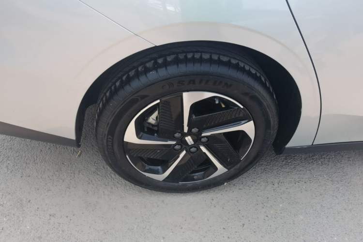 Used Geely Galaxy L6 2025 EM-i 140km Starship Edition Right Rear Wheel Hub