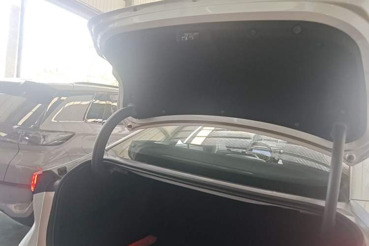 Used Geely Galaxy L6 2025 EM-i 140km Starship Edition Trunk