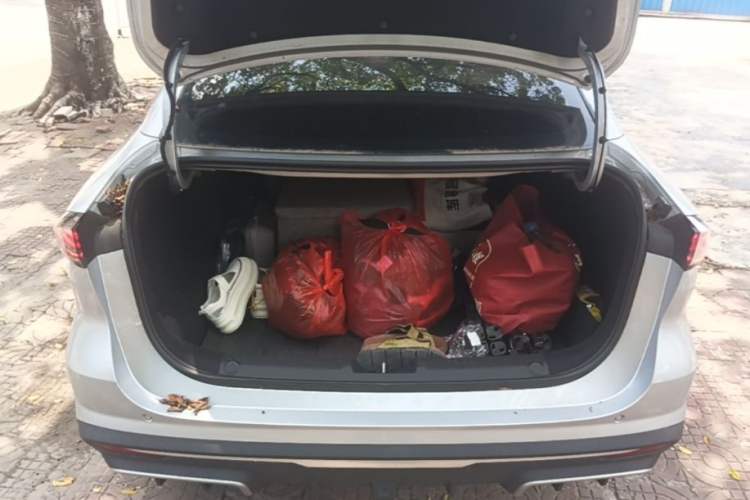Used Geely Galaxy L6 2025 EM-i 140km Long-Range Version Trunk