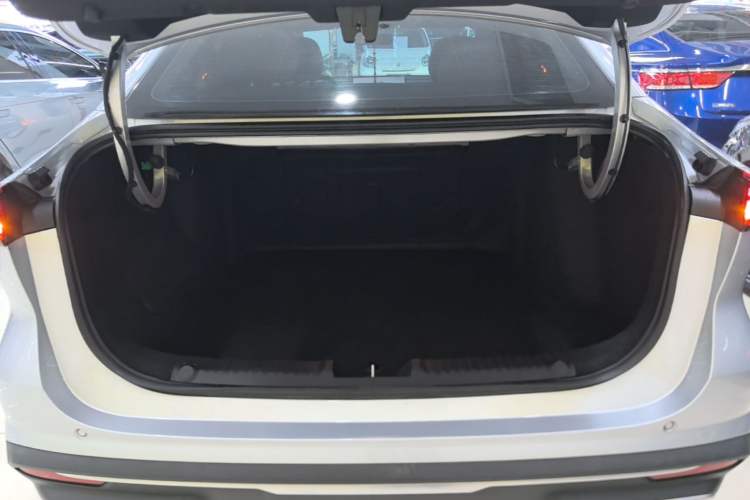 Used Geely Galaxy L6 2025 EM-i 140km Long-Range Version Trunk