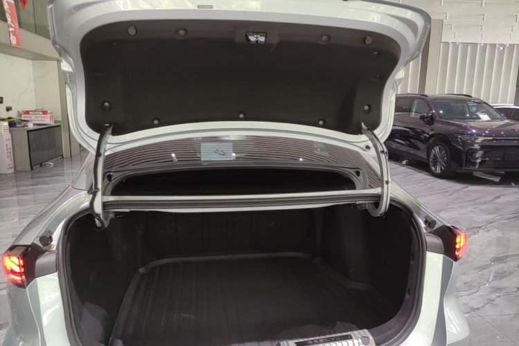 Used Geely Galaxy L6 2025 EM-i 60km Launch Edition Trunk