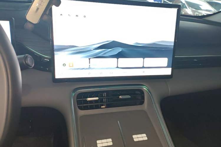 Used Geely Galaxy L6 2025 EM-i 140km Explorer+ Edition Audio And AC Panel