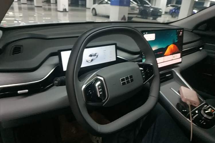 Used Geely Galaxy L6 2025 EM-i 140km Explorer+ Edition Center Console