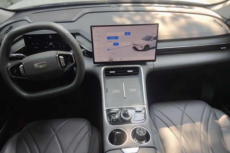 Used Geely Galaxy L6 2025 EM-i 140km Long-Range Version Center Console
