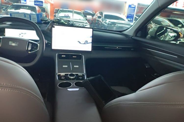 Used Geely Galaxy L6 2025 EM-i 140km Explorer+ Edition Center Console
