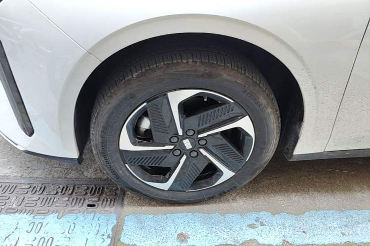 Used Geely Galaxy L6 2025 EM-i 140km Explorer+ Edition Exterior 4