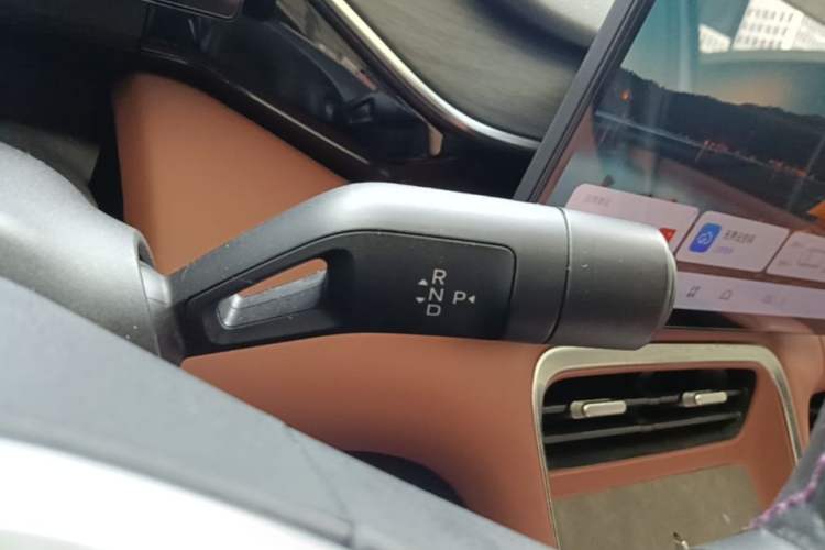 Used Geely Galaxy L6 2025 EM-i 140km Long-Range Version Gear Lever