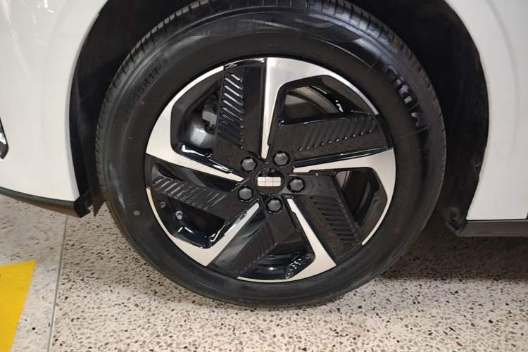 Used Geely Galaxy L6 2025 EM-i 140km Explorer+ Edition Left Front Wheel Hub