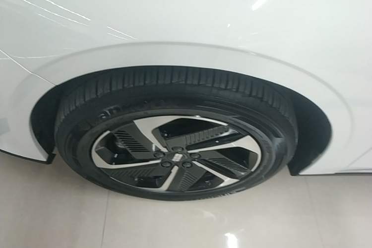 Used Geely Galaxy L6 2025 EM-i 140km Explorer+ Edition Left Front Wheel Hub