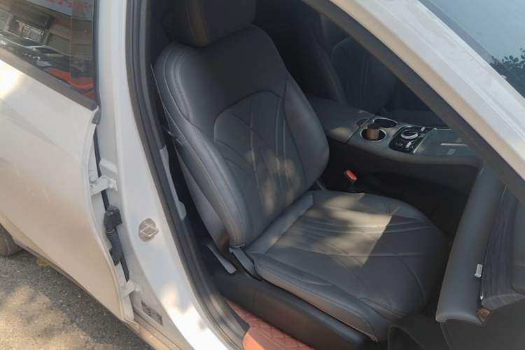 Used Geely Galaxy L6 2025 EM-i 140km Long-Range Version Right Front Seat