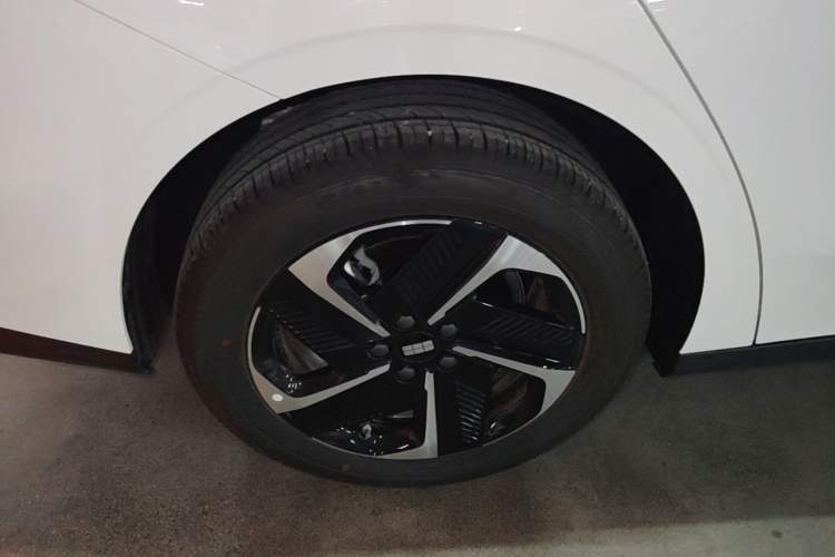 Used Geely Galaxy L6 2025 EM-i 140km Starship Edition Right Rear Wheel Hub