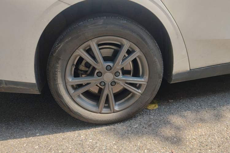 Used Geely Galaxy L6 2025 EM-i 140km Long-Range Version Right Rear Wheel Hub