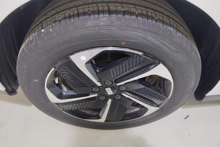 Used Geely Galaxy L6 2025 EM-i 140km Starship Edition Right Rear Wheel Hub