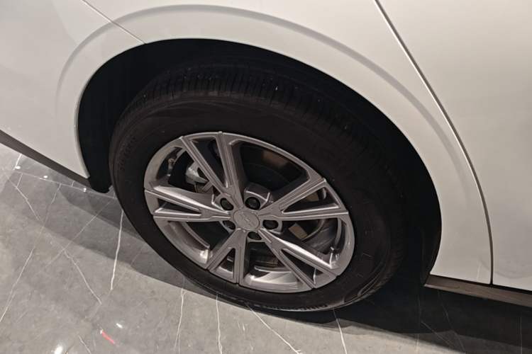Used Geely Galaxy L6 2025 EM-i 140km Long-Range Version Right Rear Wheel Hub