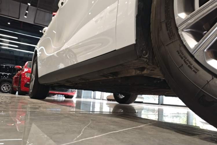 Used Geely Galaxy L6 2025 EM-i 140km Long-Range Version Right Side Sill