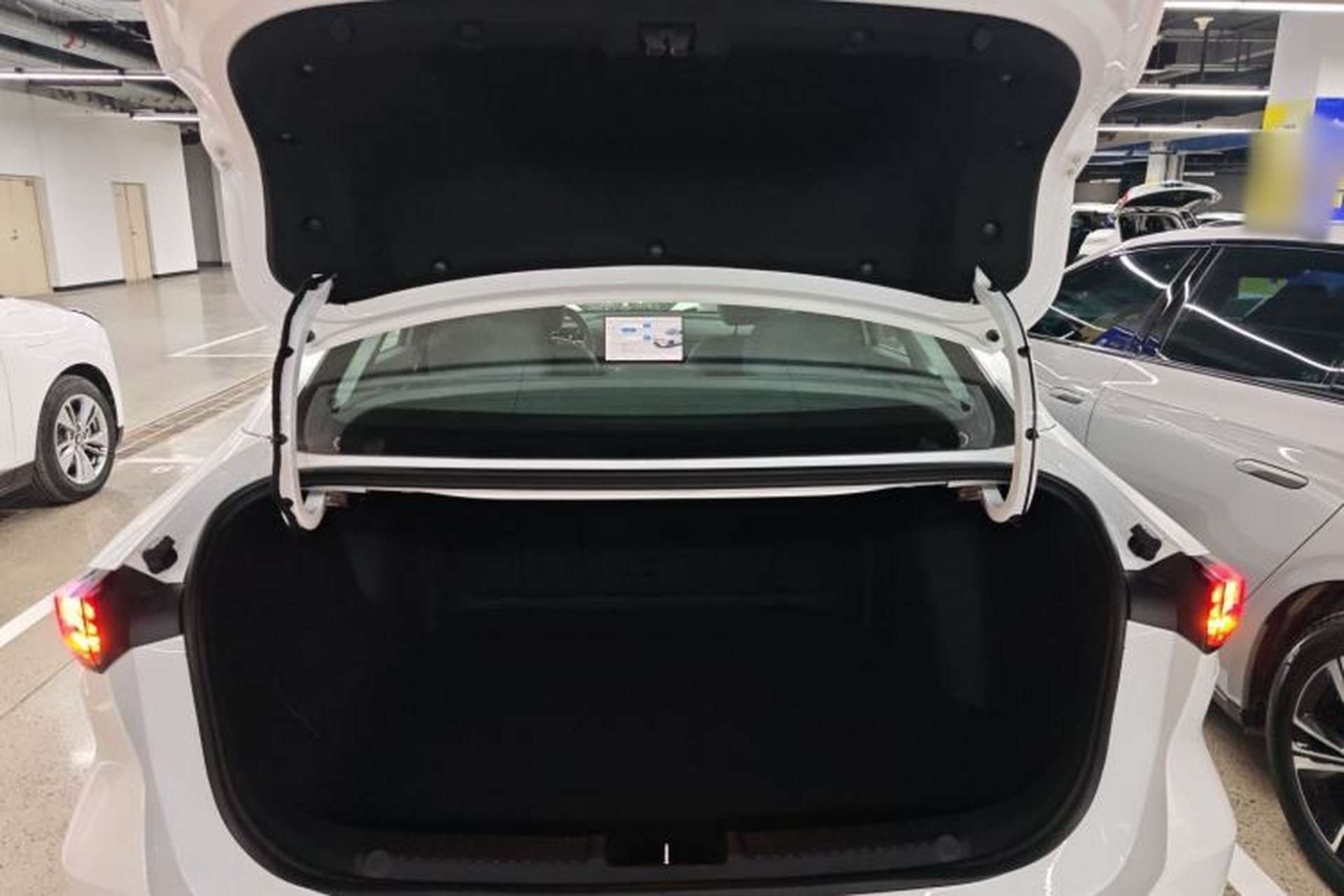 Used Geely Galaxy L6 2025 EM-i 140km Long-Range Version Trunk
