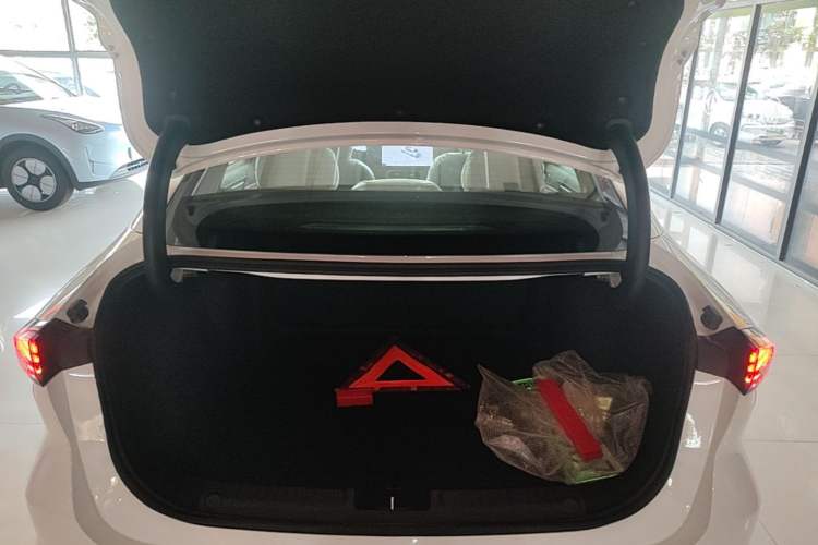 Used Geely Galaxy L6 2025 EM-i 140km Explorer+ Edition Trunk