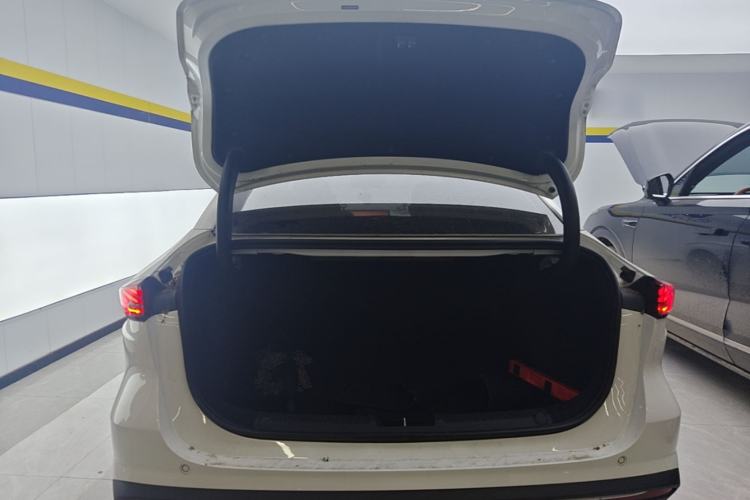 Used Geely Galaxy L6 2025 EM-i 140km Explorer+ Edition Trunk