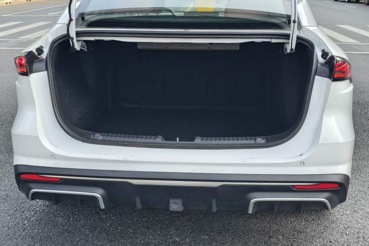 Used Geely Galaxy L6 2025 EM-i 140km Long-Range Version Trunk