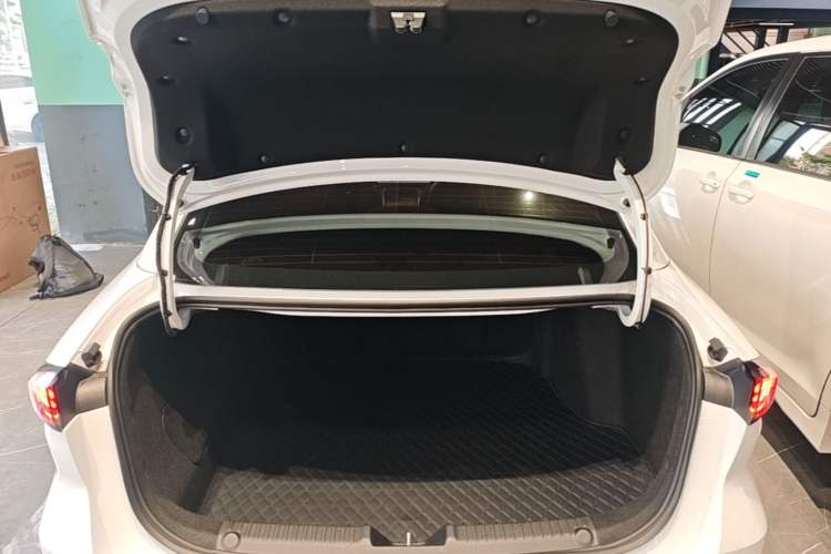 Used Geely Galaxy L6 2025 EM-i 140km Long-Range Version Trunk
