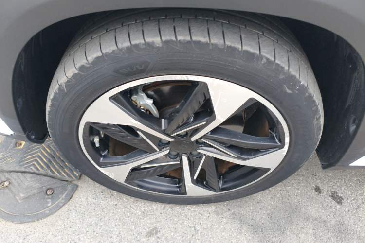 Used Geely Galaxy L7 2023 1.5T 115 km Starship Left Front Wheel Hub