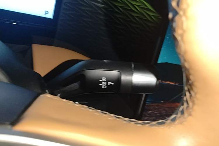 Used Geely Galaxy L7 2023 1.5T 115 km Starship Gear Lever
