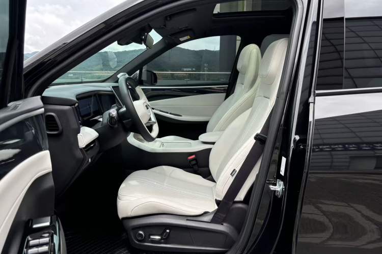 Used Geely Galaxy L7 2023 1.5T 115 km Starship Interior 2