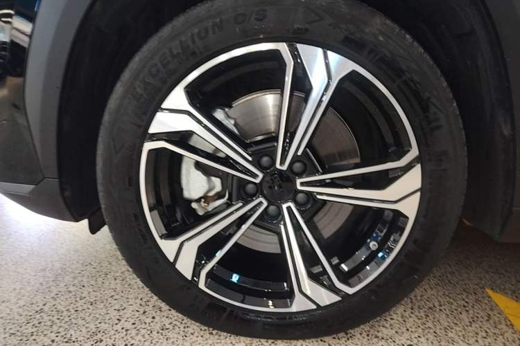 Used Geely Galaxy L7 2023 1.5T 115 km Starship Left Front Wheel Hub