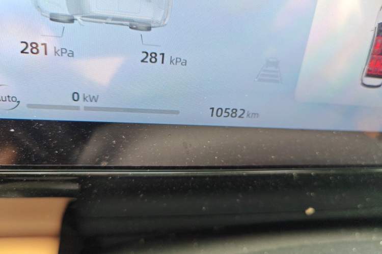 Used Geely Galaxy L7 2023 1.5T 115 km MAX Odometer Close Up