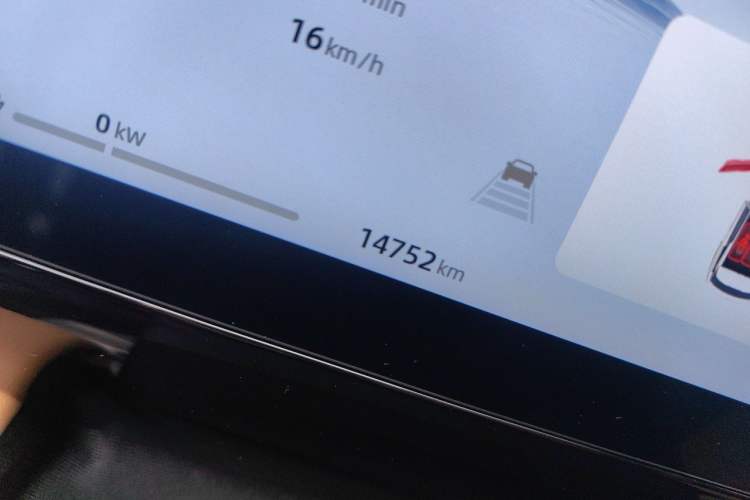 Used Geely Galaxy L7 2023 1.5T 115 km Starship Odometer Close Up