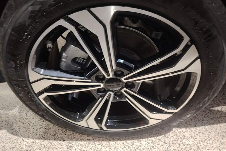 Used Geely Galaxy L7 2023 1.5T 115 km Starship Right Rear Wheel Hub