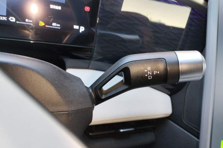 Used Geely Galaxy L7 2023 1.5T 115 km Starship Gear Lever