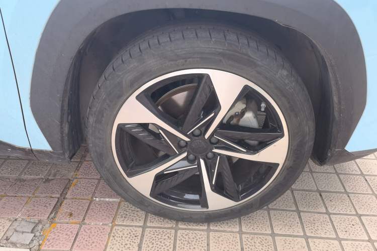 Used Geely Galaxy L7 2023 1.5T 115 km Starship Right Front Wheel Hub