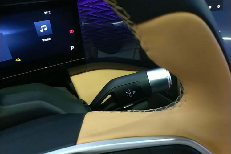 Used Geely Galaxy L7 2023 1.5T 115 km Starship Gear Lever