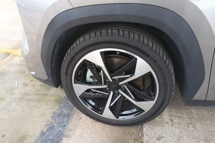 Used Geely Galaxy L7 2023 1.5T 115 km Starship Left Front Wheel Hub