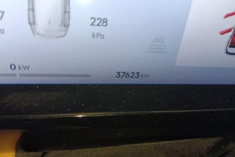 Used Geely Galaxy L7 2023 1.5T 115 km Starship Odometer Close Up