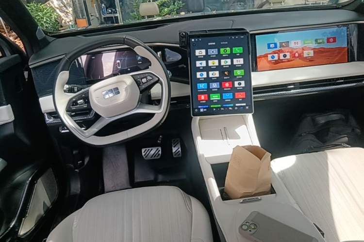 Used Geely Galaxy L7 2023 1.5T 115 km Starship Center Console