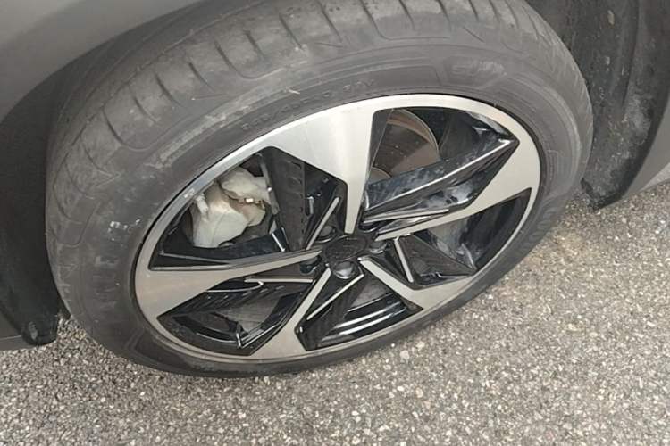 Used Geely Galaxy L7 2023 1.5T 115 km Starship Left Front Wheel Hub