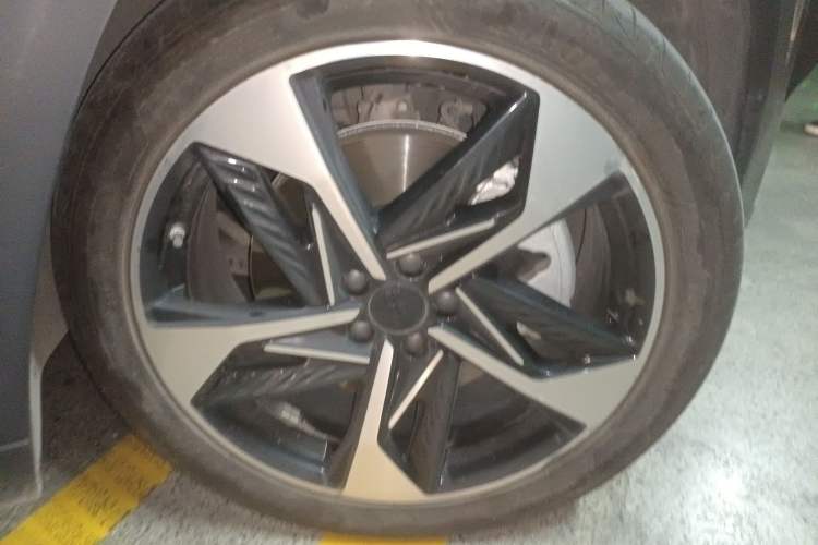 Used Geely Galaxy L7 2023 1.5T 115 km Starship Right Front Wheel Hub