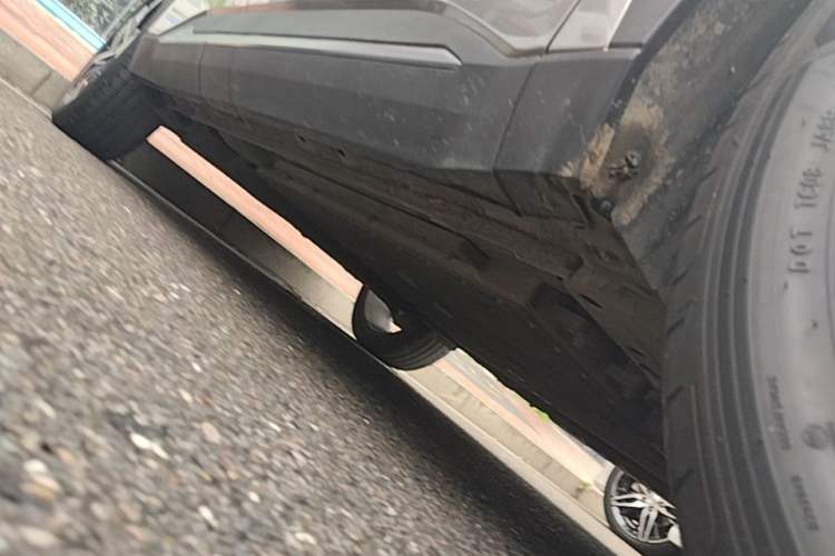Used Geely Galaxy L7 2023 1.5T 115 km Starship Right Side Sill